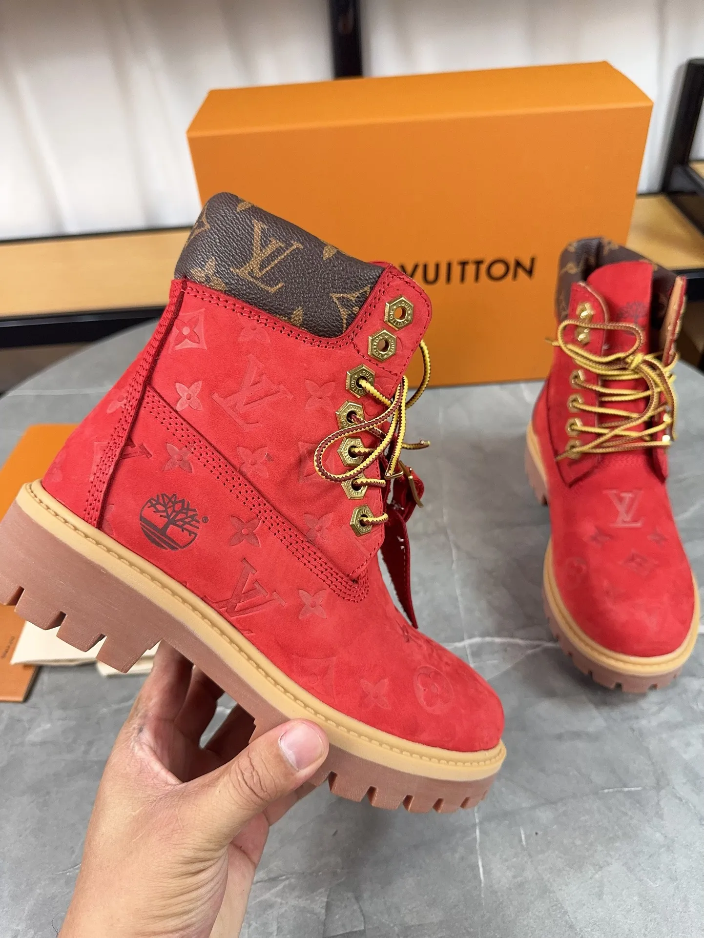 Couple model 💰700 ❤️Top version: Couple model LV x Timberland Timberland joint model Presbyopia Embossed Rhubarb boots Ankle boots Short boots LV x Timberland ankle boots are made of Monogram embossed waterproof nubuck cow leather, relying on the brand's exquisite craftsmanship to carefully reshape the classic Timberland 6-inch boot shape in Italy, and make an eye-catching appearance in 2024 created by Pharrell Williams with American workwear style Autumn and winter menswear show. Monogram embossed tongue, original Timberland laces and outsole are exquisite details, and the leather label expresses the cooperation logo. Exquisite packaging at the delivery counter🛍📦 ▪️Material: Original customized imported first-layer cowhide ▪️Inner lining: Original customized leather lining/mesh lining ▪️Outsole: Original molded anti-slip rubber material ▪️Sole thickness: 3.5CM ▪️Size: Women's 35-40 Men's 39-46